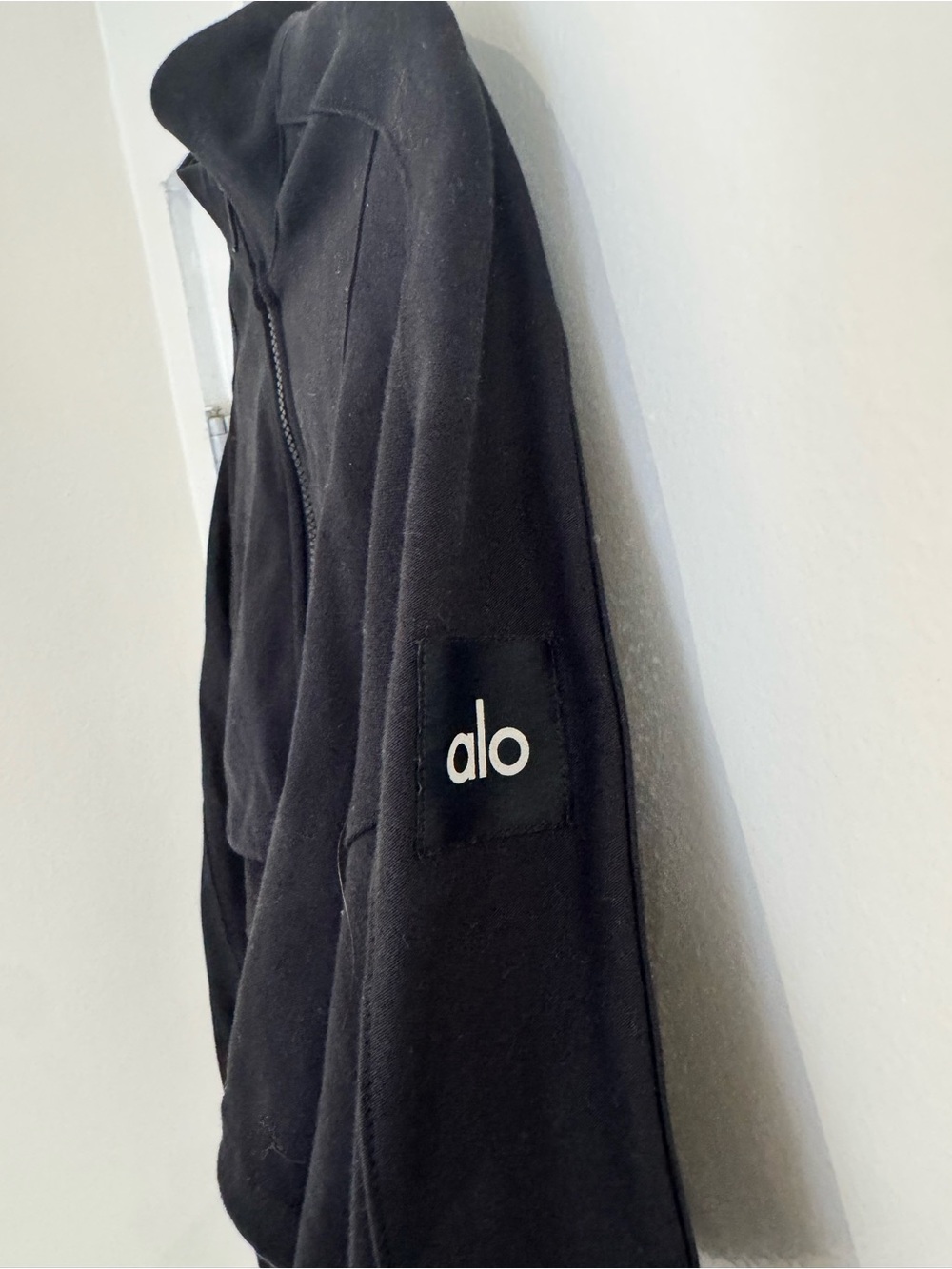 ALO Cropped Black Zip-Up Mock Neck Jacket. Adjustable sides.size S. - Picture 3 of 4
